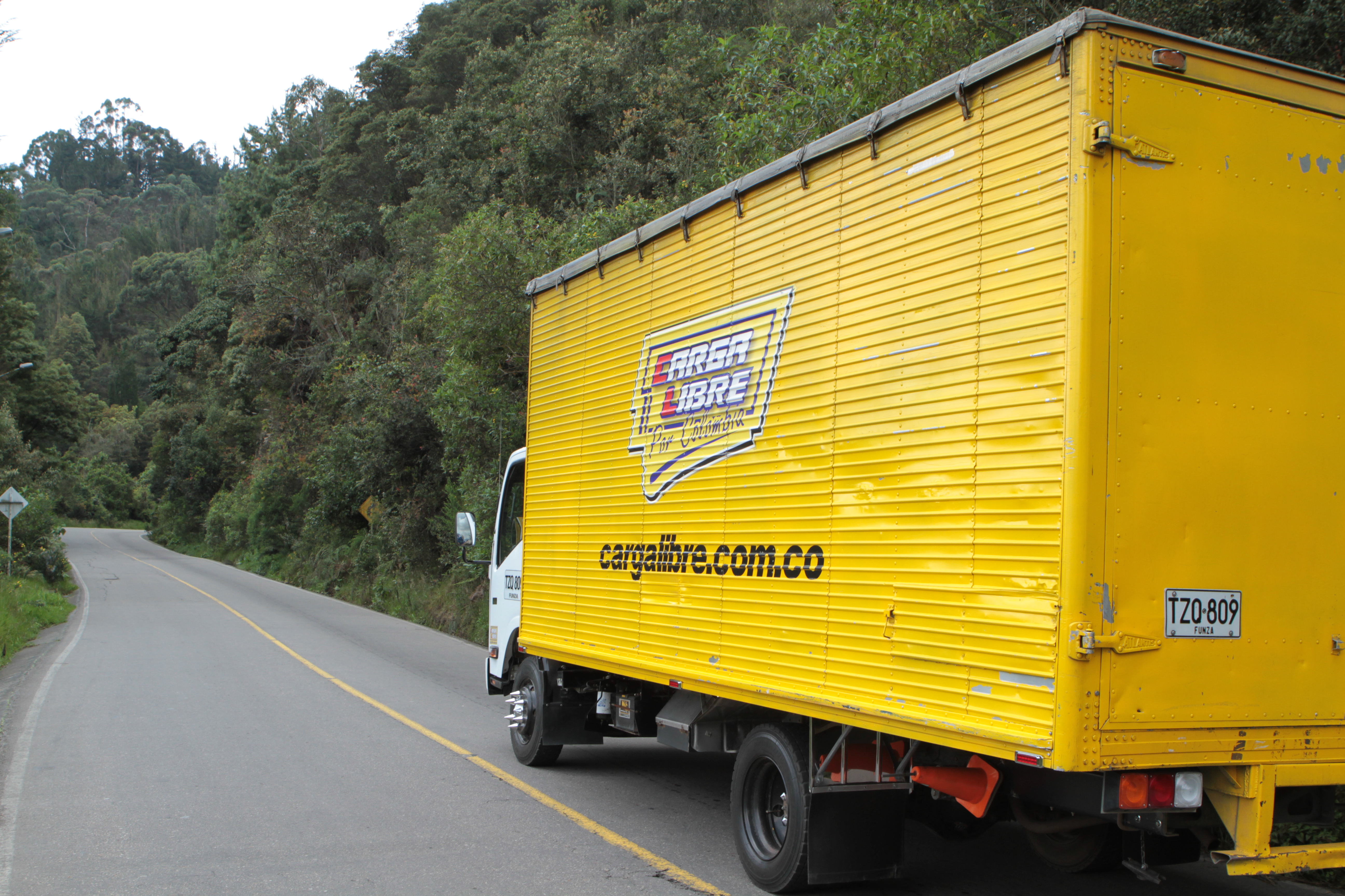 Equipo de CargaLibre coordinando operaciones logísticas en centro de distribución de Bogotá